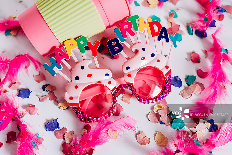 派对后彩纸、生日眼镜和粉色羽毛图片素材