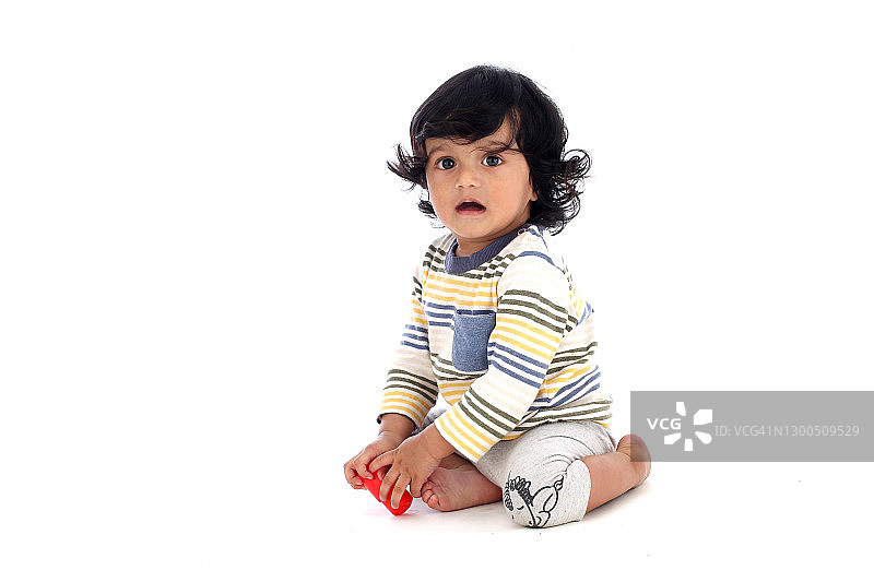 可爱的男婴，白色背景图片素材