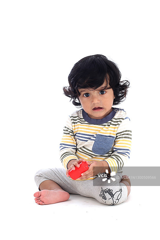 可爱的男婴，白色背景图片素材