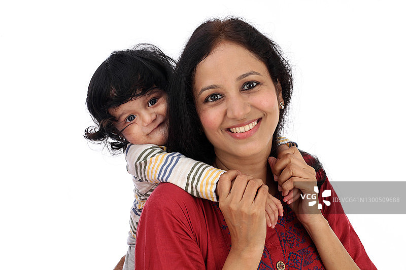 快乐的年轻母亲和男婴，白色背景图片素材