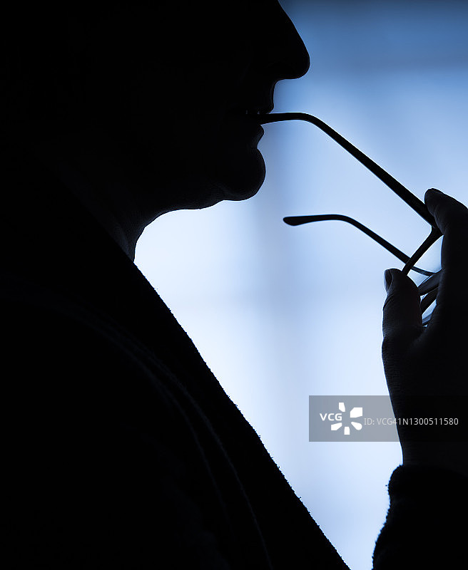 女人与眼镜剪影图片素材