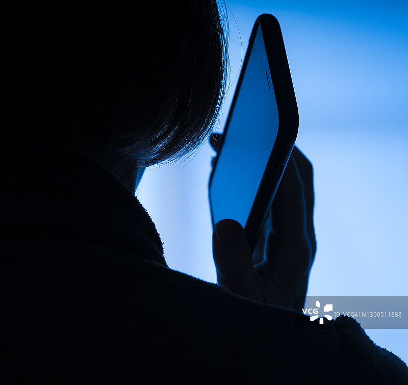 使用手机的女人轮廓图片素材