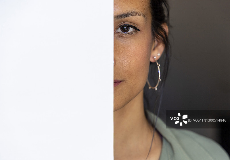 半张脸和耳环图片素材
