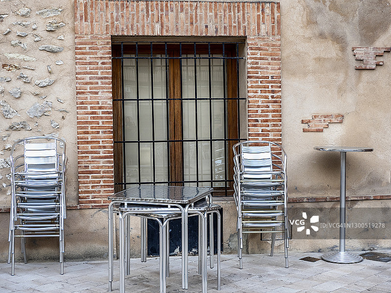 户外街道空酒吧露台上的金属桌椅图片素材