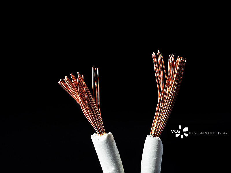 黑色背景上两条带有铜丝的剥线图片素材