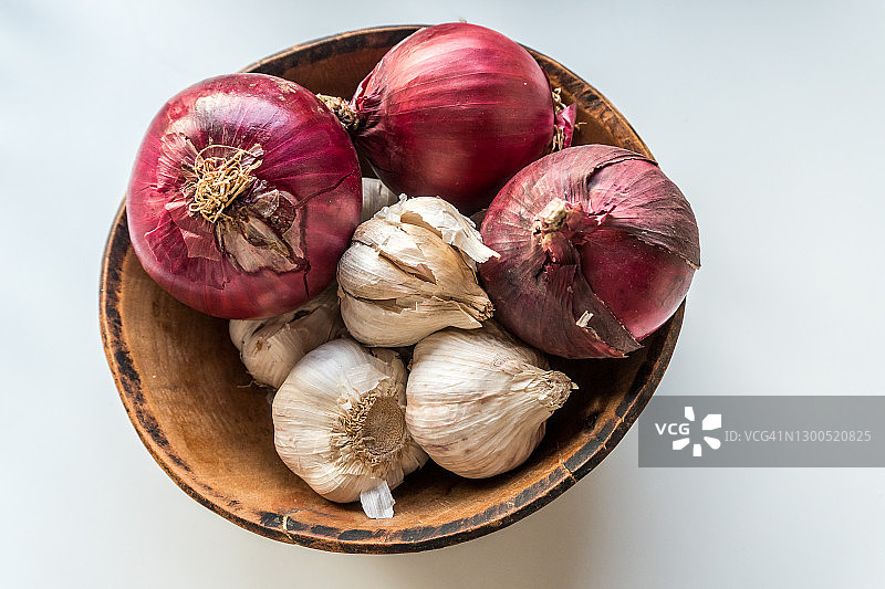 木碗里的蒜瓣和紫洋葱图片素材