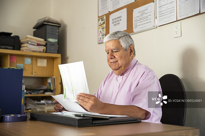 老年人在社区周围参加活动图片素材