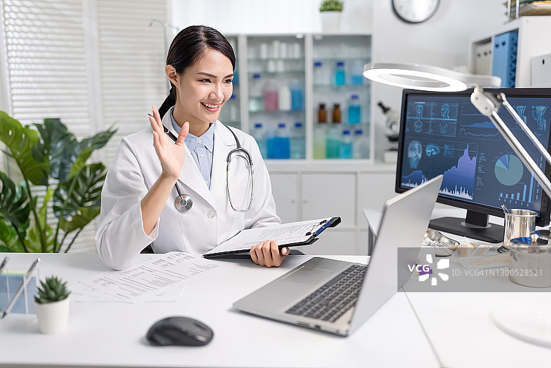 平板电脑上的远程医疗概念图片素材