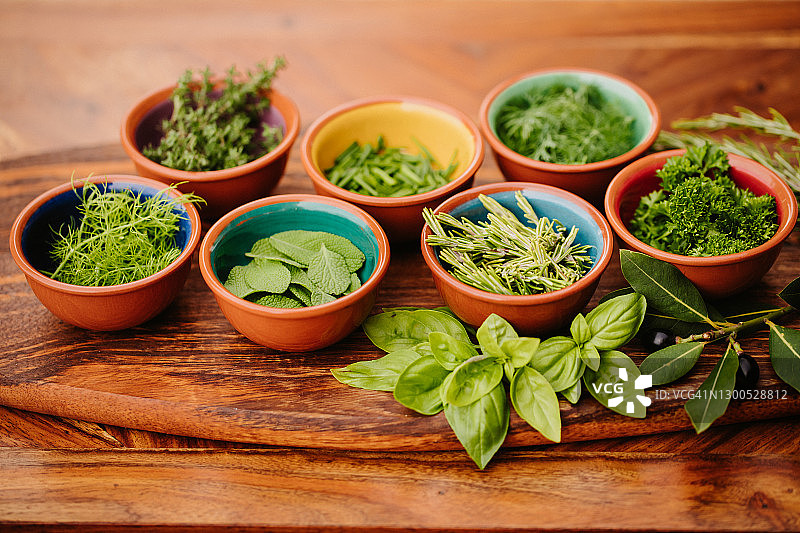 碗中乡村木板上的七种草药图片素材
