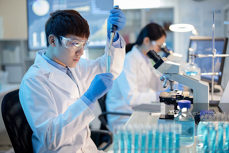 正在做实验的亚洲科学家图片素材