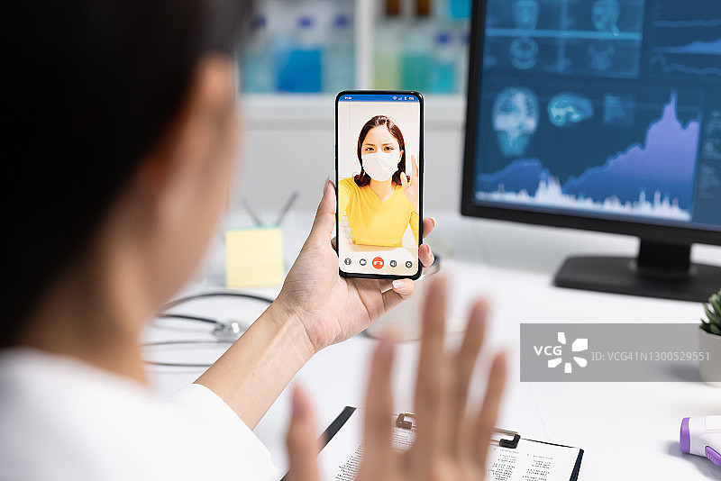 智能手机上的远程医疗概念图片素材