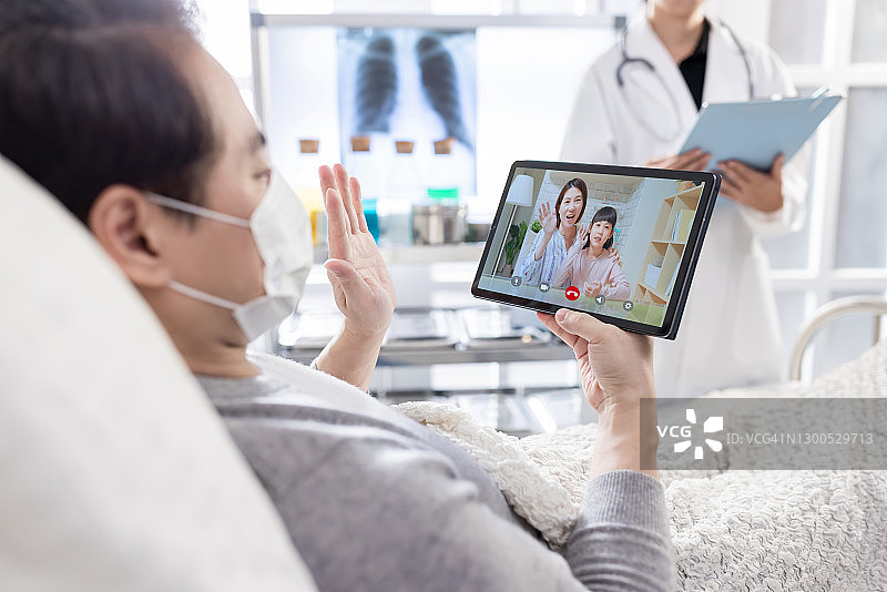 男性病人正在视频聊天图片素材