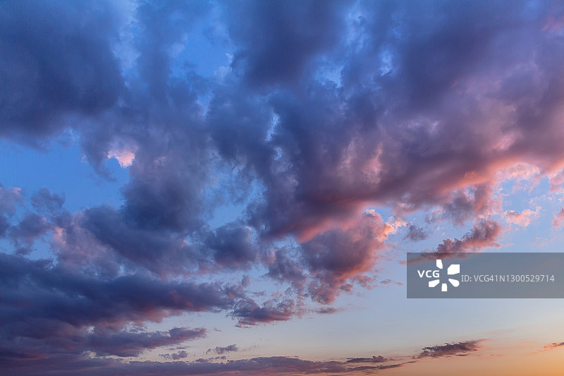 傍晚时分多云的绚丽日落图片素材