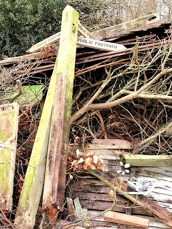 被洪水摧毁的手指路标图片素材