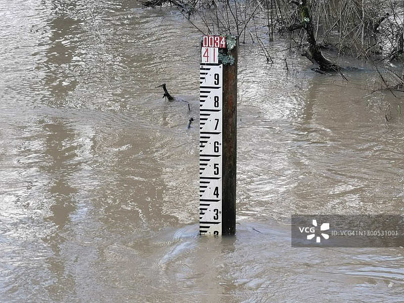 萨里郡克兰利Run Common路运河附近的洪水土地图片素材