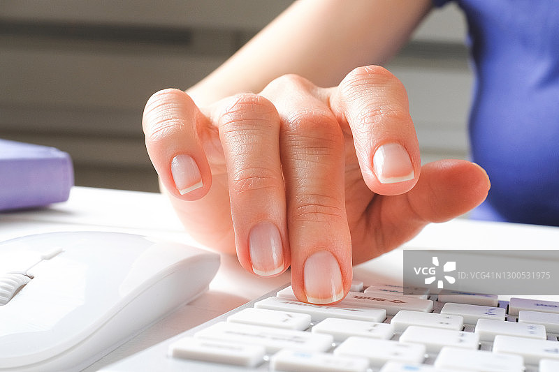 女人的手在电脑键盘上打字，居家办公图片素材