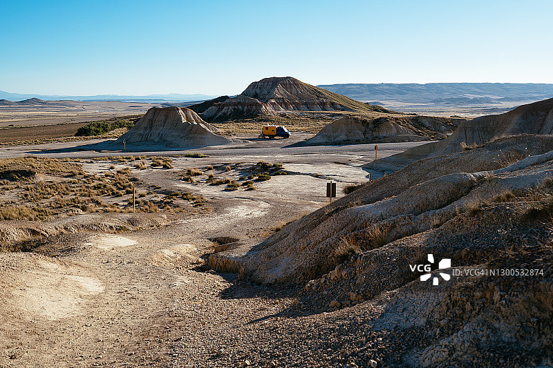 巴尔德纳斯雷亚莱斯沙漠中的4x4房车图片素材