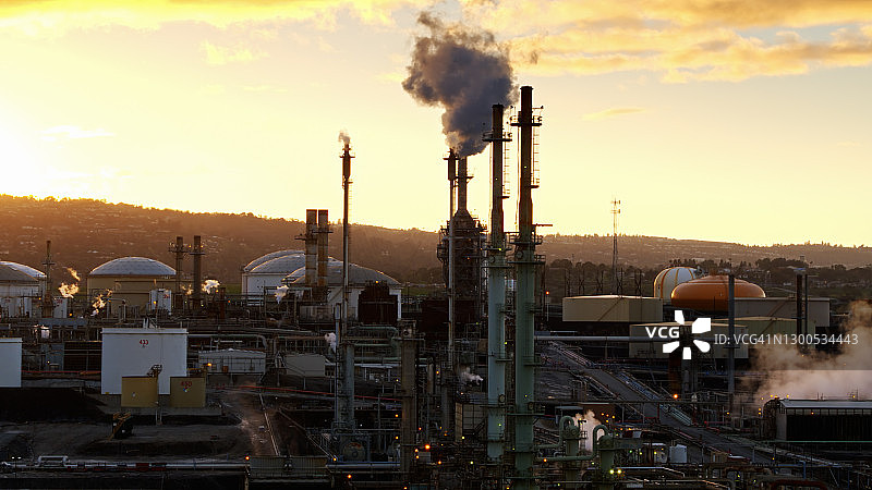 日落时分的洛杉矶炼油厂图片素材