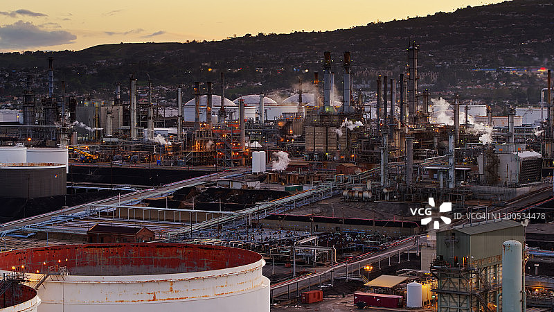 日落时分的威尔明顿炼油厂航拍图片素材