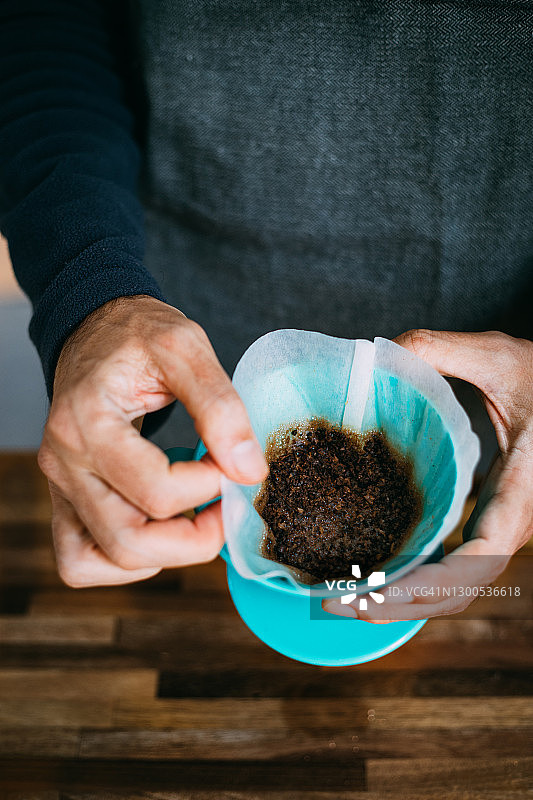 咖啡渣 - 咖啡滤纸中的废咖啡渣图片素材