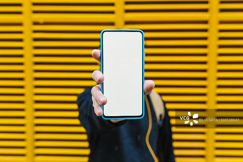 男人展示智能手机白色屏幕图片素材