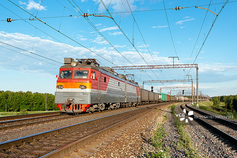 牵引重型货运列车的电力机车图片素材