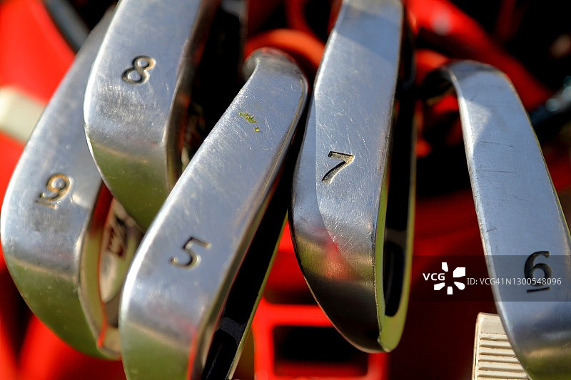 高尔夫球包中的高尔夫球杆特写图片素材