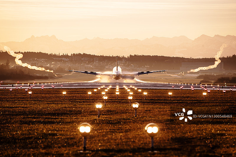 飞机着陆图片素材