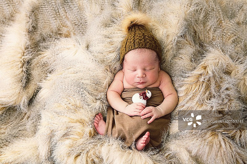 包裹着熟睡的新生婴儿图片素材