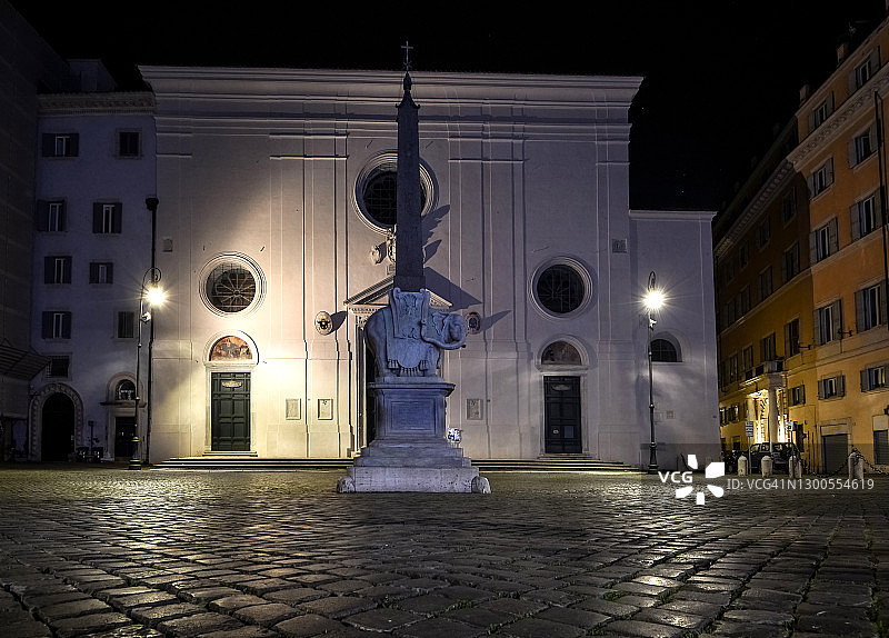 罗马圣母米涅瓦教堂夜景照明图片素材