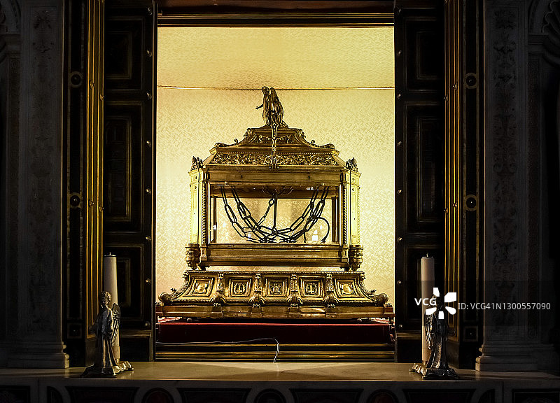 罗马圣彼得锁链大殿中的圣彼得锁链骨灰瓮图片素材
