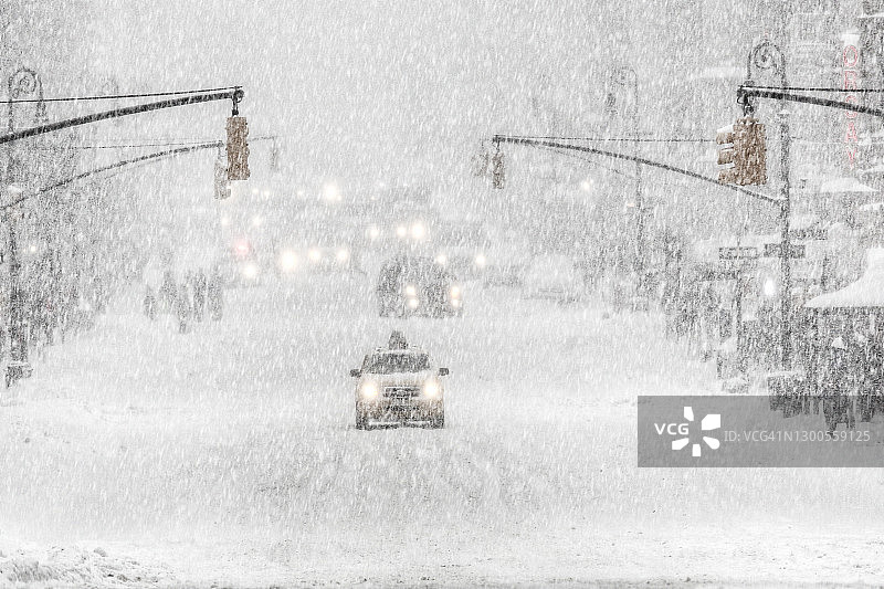 暴风雪期间的列克星敦大道上的出租车图片素材