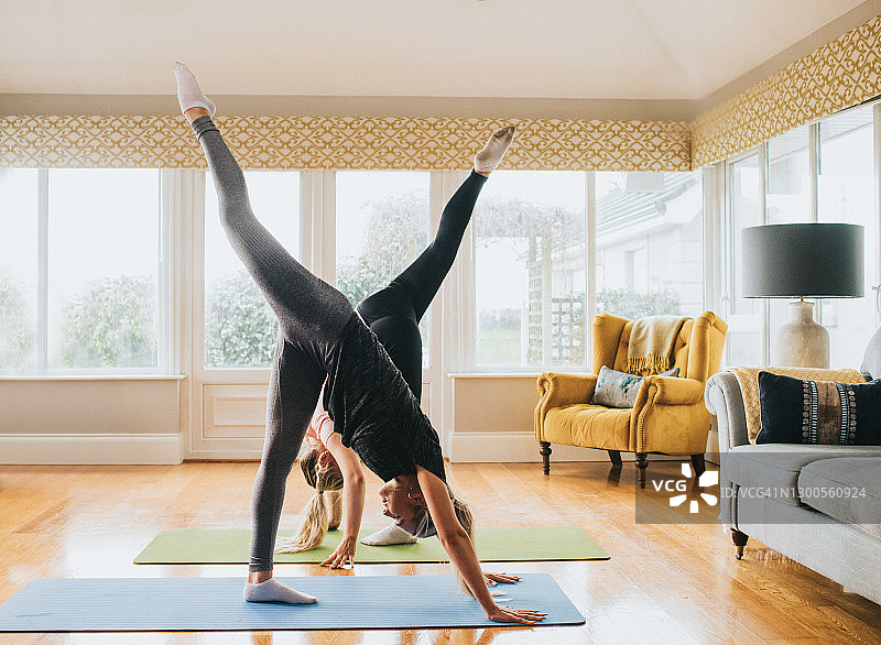 两个女人在家中练习瑜伽图片素材