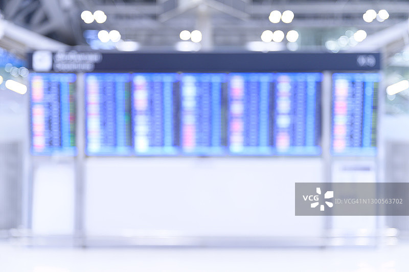 机场内国际机场航班信息显示屏的模糊效果图片素材