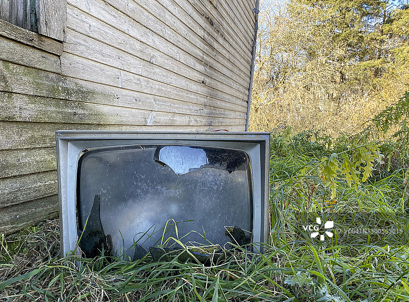 屏幕破碎的废弃电视机图片素材