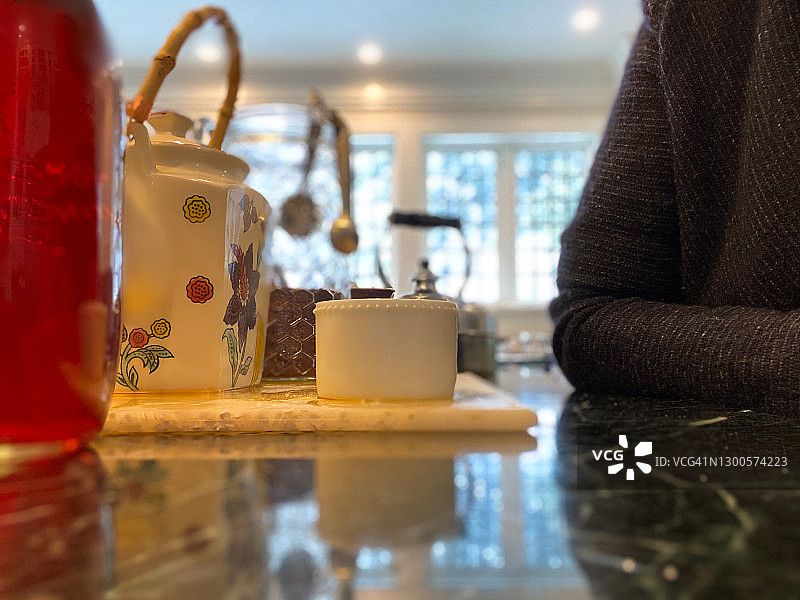 非洲裔女子准备享用一杯热茶图片素材