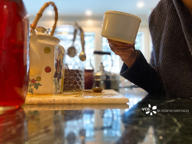 享受一杯热茶的非裔美国妇女图片素材