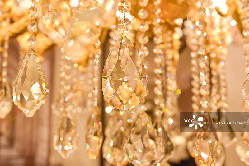 夜间的水晶灯吊灯图片素材