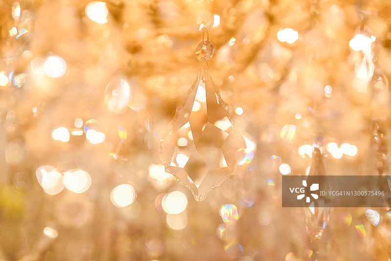 夜间的水晶灯吊灯图片素材
