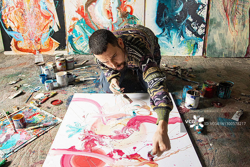 进行艺术创作的年轻艺术家图片素材