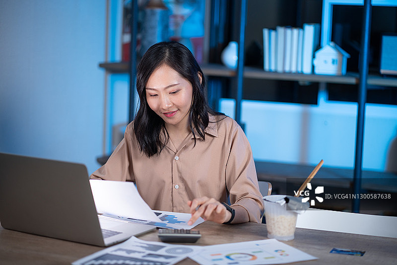 女人计划家庭预算并使用计算器图片素材