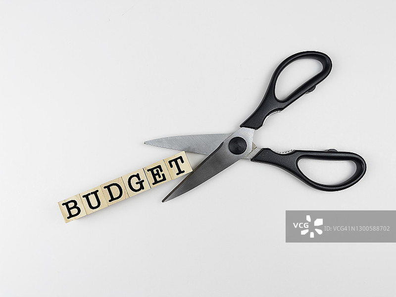木块上的“预算”字样和剪刀图片素材