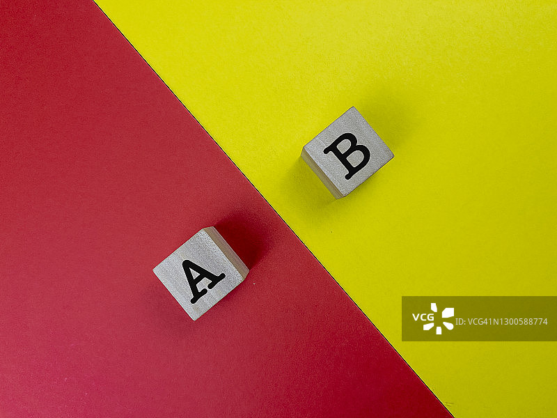 红色和黄色背景上木块上的A和B字体，做出决定的股票照片，字母，块状，大写字母图片素材