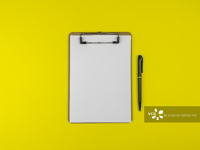 桌上的空白笔记本和笔，新年计划，2021，愿望，黄色背景图片素材