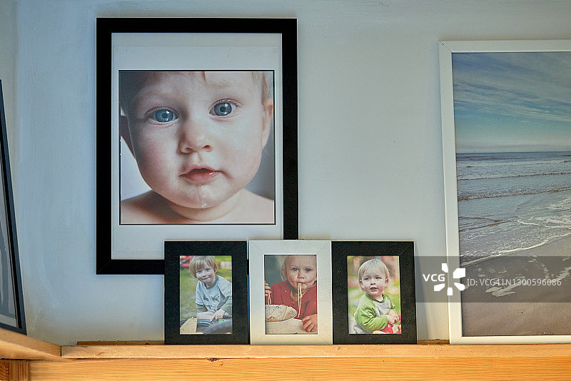墙上带画框的家庭照片图片素材