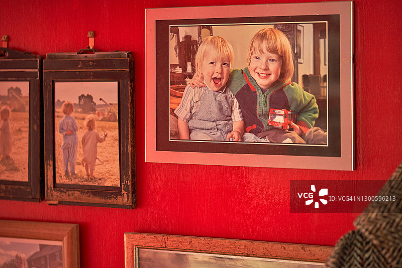 墙上带画框的家庭照片图片素材
