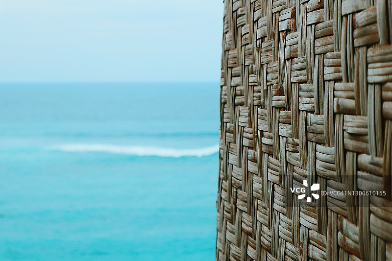 海天背景下的编织竹子图片素材