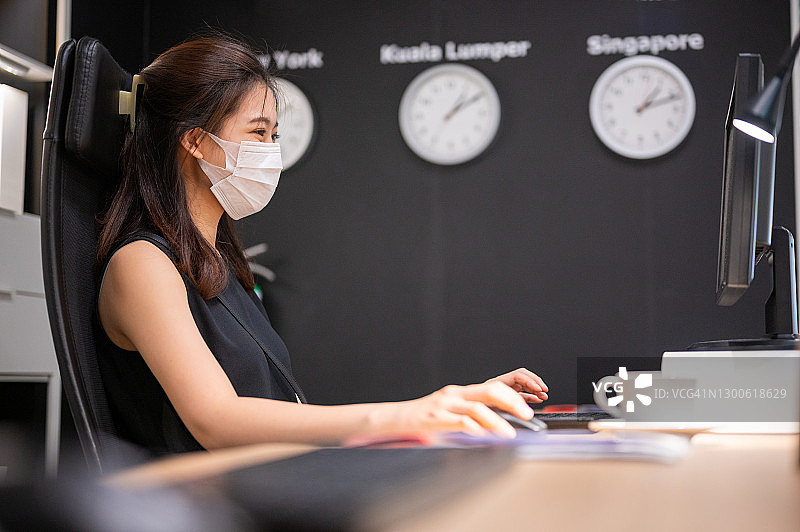 亚洲在线营销团队、呼叫中心和IT支持在家办公，帮助客户寻找商业解决方案并提供建议图片素材