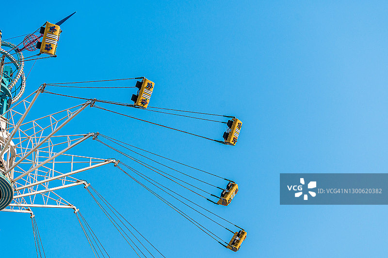 仰视角度：旋转秋千，旋转木马正在运行图片素材