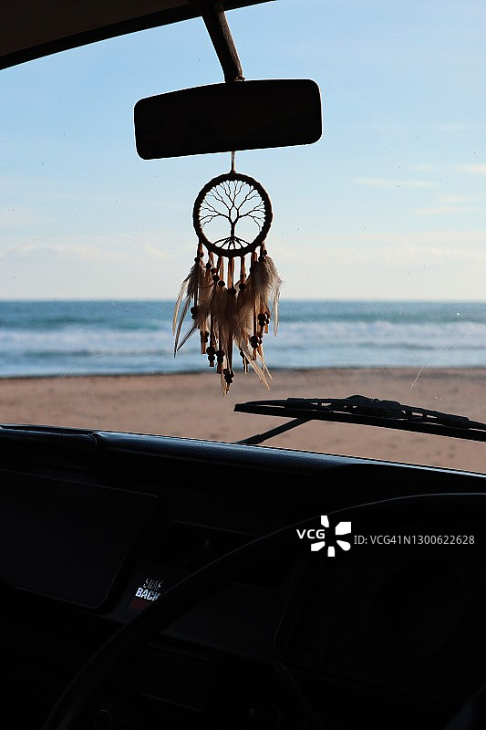 海滩背景下的捕梦网图片素材